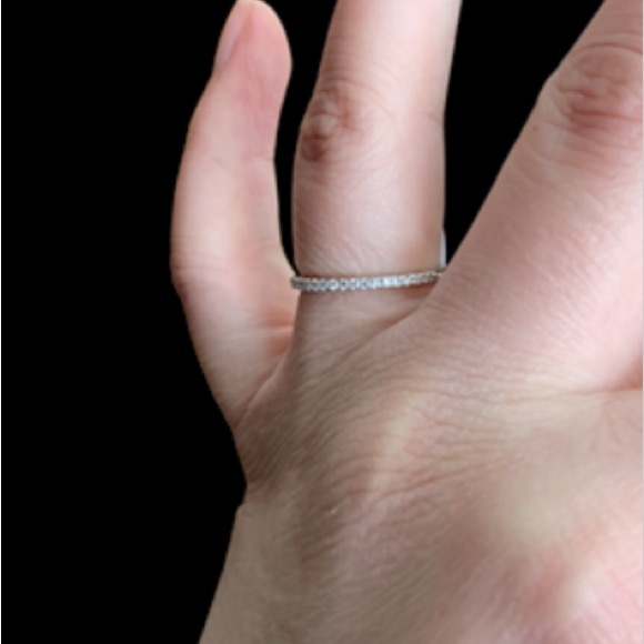 1 MM STERLING SILVER DIAMOND RING - Picture 5 of 8